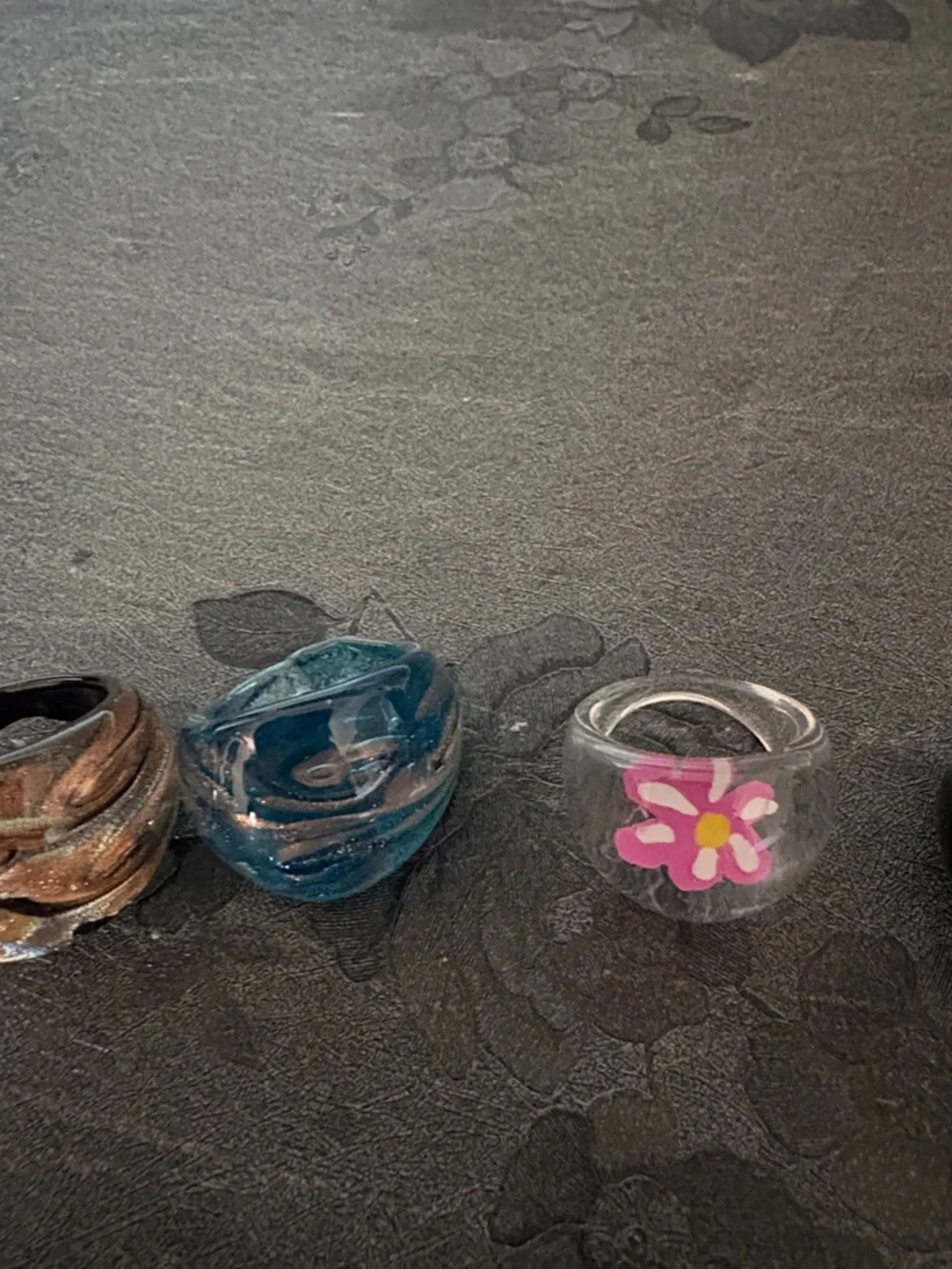VINTAGE LOT OF SIX VARIOUS DOME-SHAPED RINGS - Picture 3 of 11